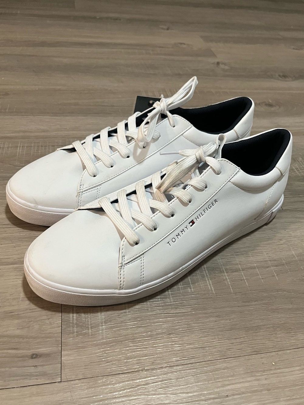 Tommy Hilfiger White Low-Top Lace-Up Sneakers with Black Collar